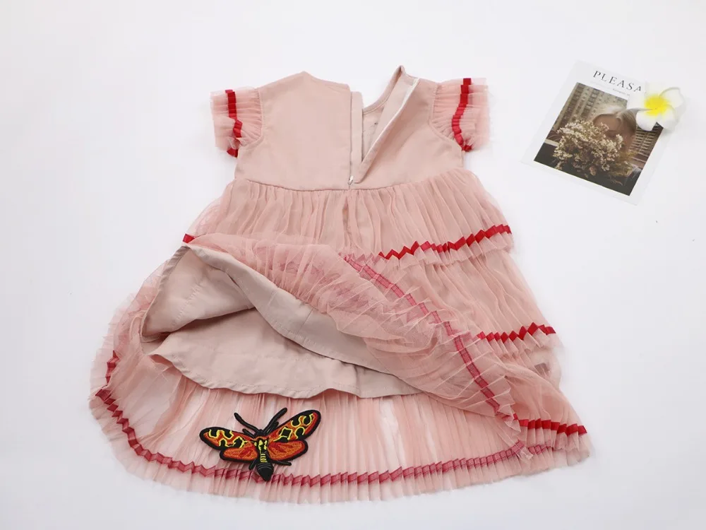 Летнее дизайнерское милое многослойное платье для маленьких девочек, розовые нарядные платья принцессы с вуалью и бабочкой для маленьких детей, одежда для девочек с рюшами на рукавах
