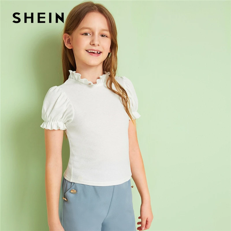 SHEIN Kiddie/белая трикотажная футболка с воротником-стойкой и оборками для девочек детские топы года, летние милые футболки с короткими рукавами на пуговицах