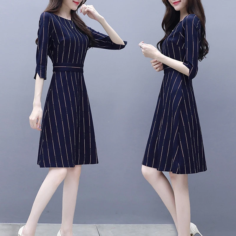 Летнее женское простое платье в полоску с круглым вырезом темно синего