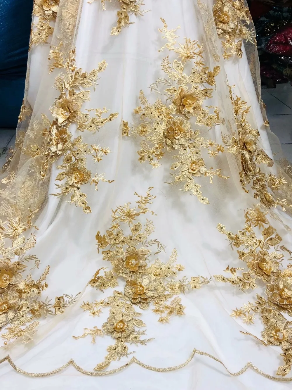 

Cheap Latest African Laces 2019 Embroidery 3D Flower Fabric High Quality African Dresses For Women Nigerian Lace Fabrics Gold