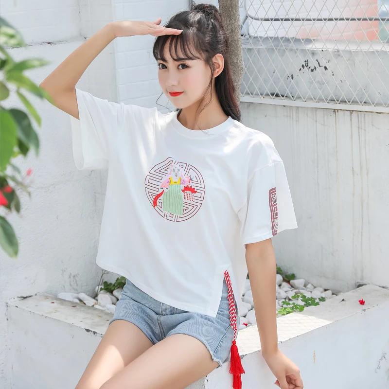 Кореянка в длинной футболке