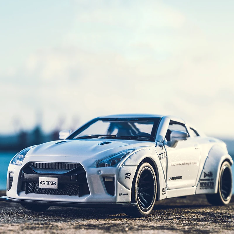 Модель литая автомобиля KIDAMI 1:32 AMG Nissan GTR игрушечная машинка со звусветильник кой