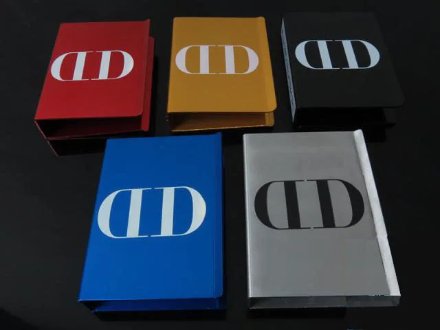 

1pcs Aluminium Playing Card Clips Holder DD Style(Five Colors Available) Magic Tricks Stage Street Magic Props Gimmick Magician