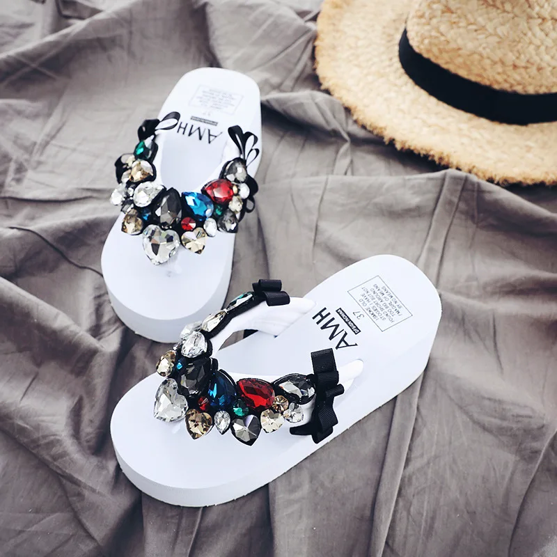 Женские шлепанцы; женские модные повседневные пляжные сандалии-Вьетнамки; женские пикантные шлепанцы на высоком каблуке; коллекция года; летняя удобная обувь с украшением в виде кристаллов