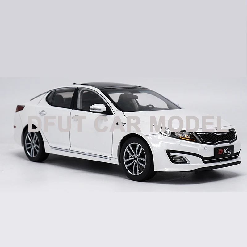 Модель спортивного автомобиля из сплава в масштабе 1:18 KIA K5 детские игрушечные