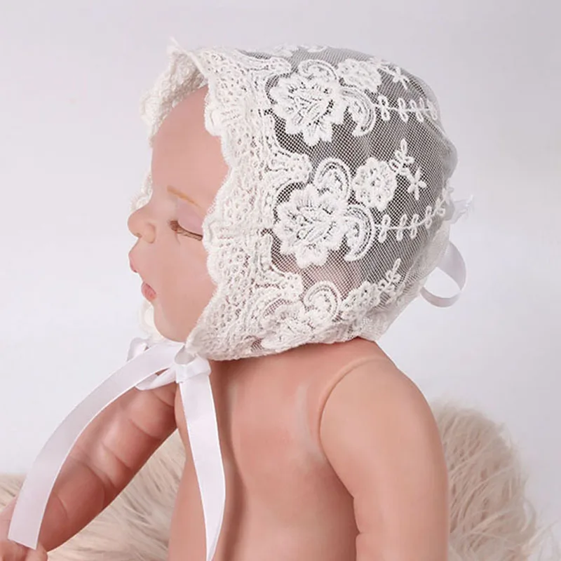 чепчик на выписку. кружевные шапочки для новорожденных. кружевной чепчик для новорожденного. чепчик для крещения. чепчик с кружевом.