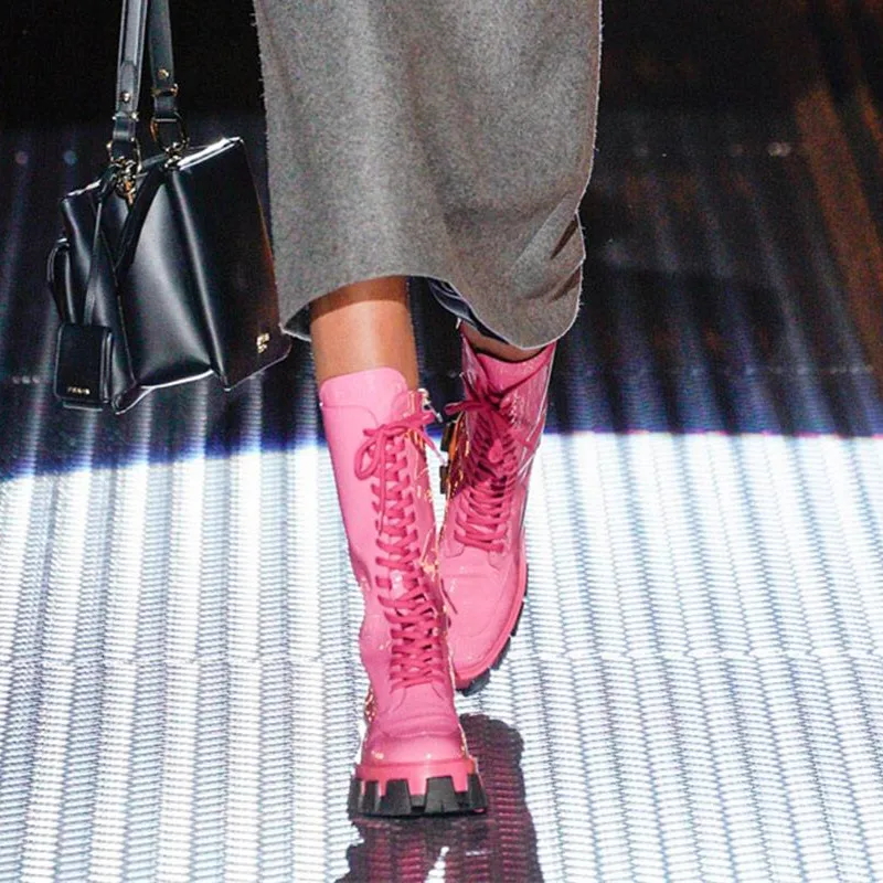 Блестящие красные военные ботинки на шнуровке; Разноцветные сапоги до колена на толстой плоской платформе; зимняя женская обувь размера плюс