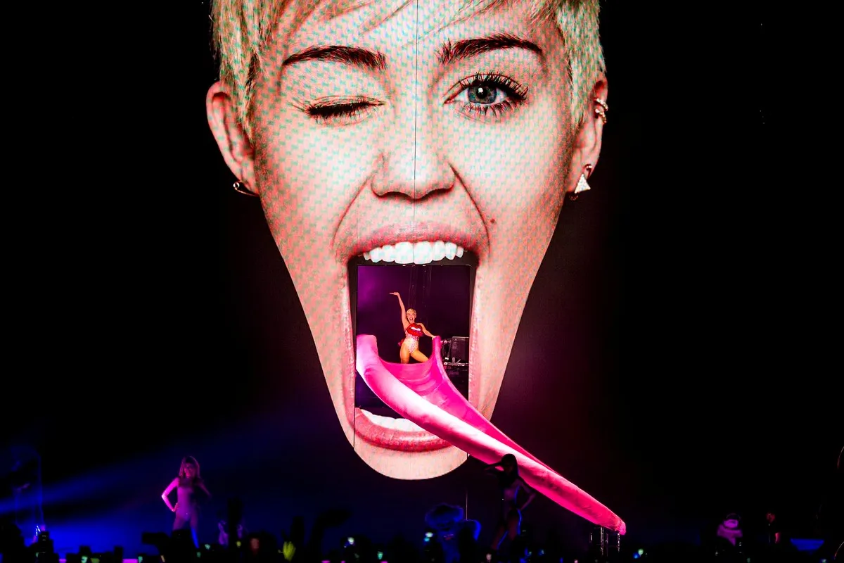 Island miley. Miley Cyrus. Майли Сайрус Bangerz Tour. Майли Сайрус 2022. Miley Cyrus 2024.