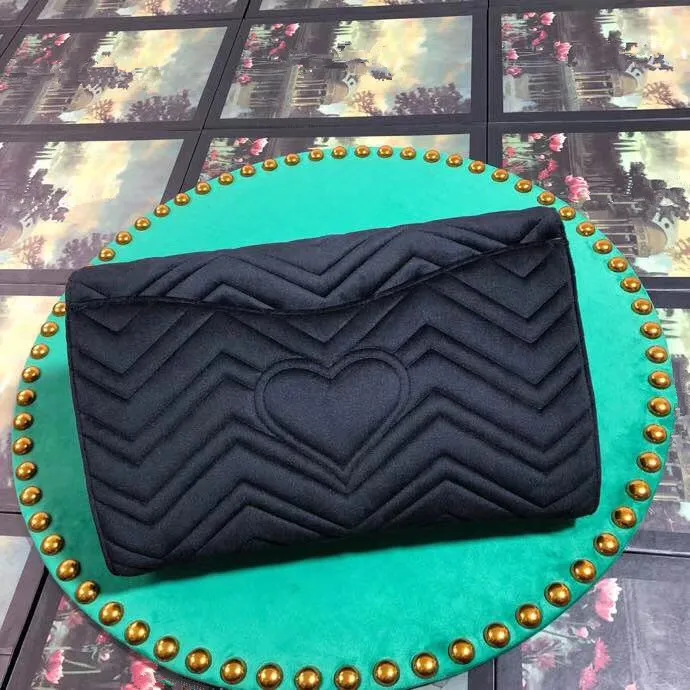 

The most fashionable heart-shaped single-shoulder bag of the famous brand is designed by the designer of the highest quality fem