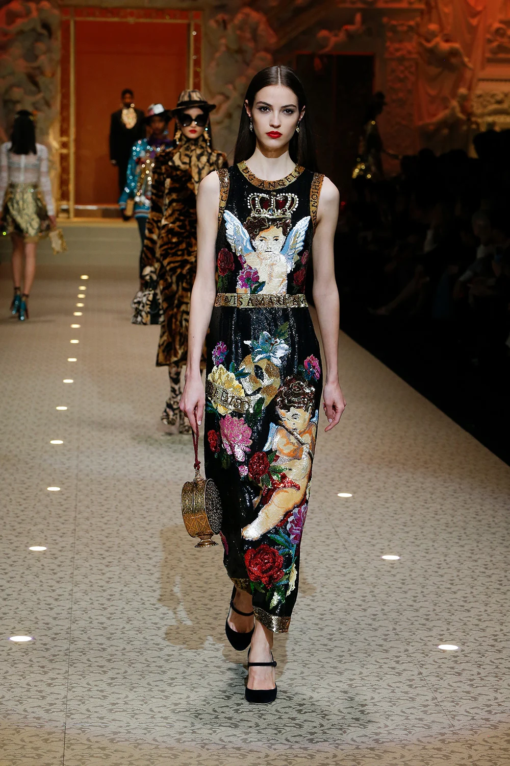 dolce-and-gabbana-fall-winter-2018-19-women-fashion-show-runway-78