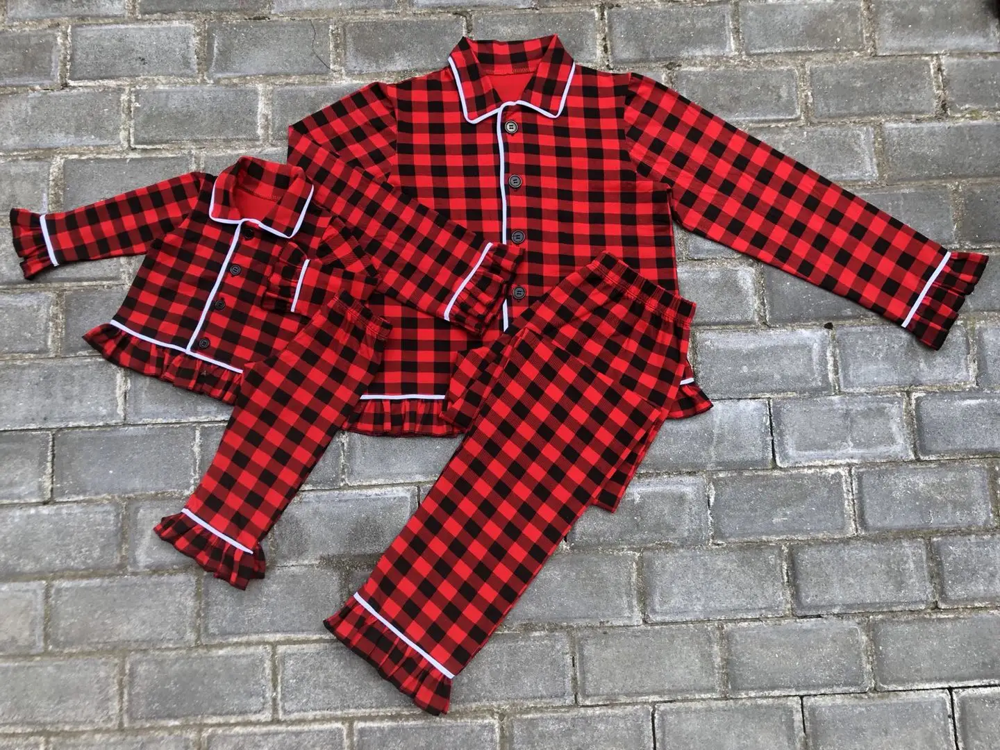 

buffalo plaid christmas family pajamas outfits