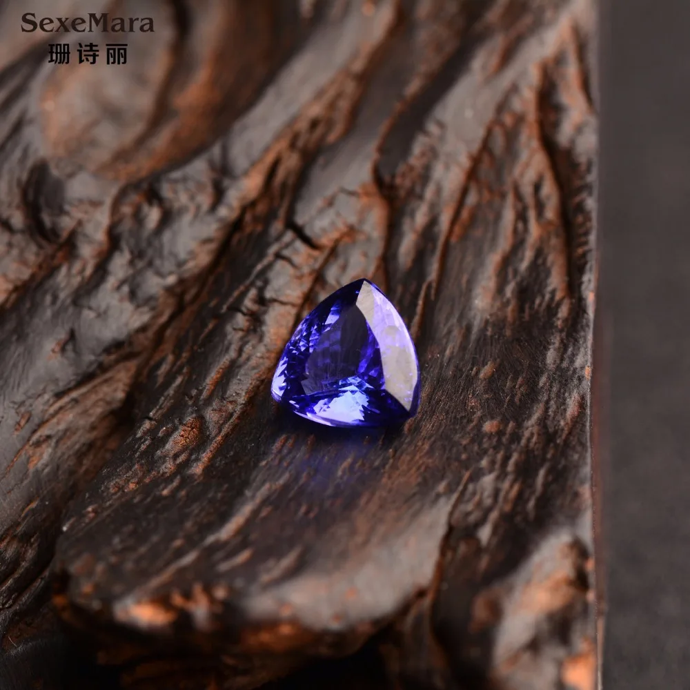 

6.375CT Triangular bare stone interface of 5A grade Tanzanite Gemstone