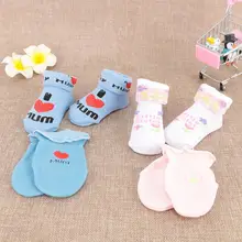 Перчатки для новорожденных с защитой от царапин, мягкие детские перчатки из органического хлопка, комплекты носков с рисунками из мультфильмов и буквами для мальчиков и девочек, комплект из варежек и носков