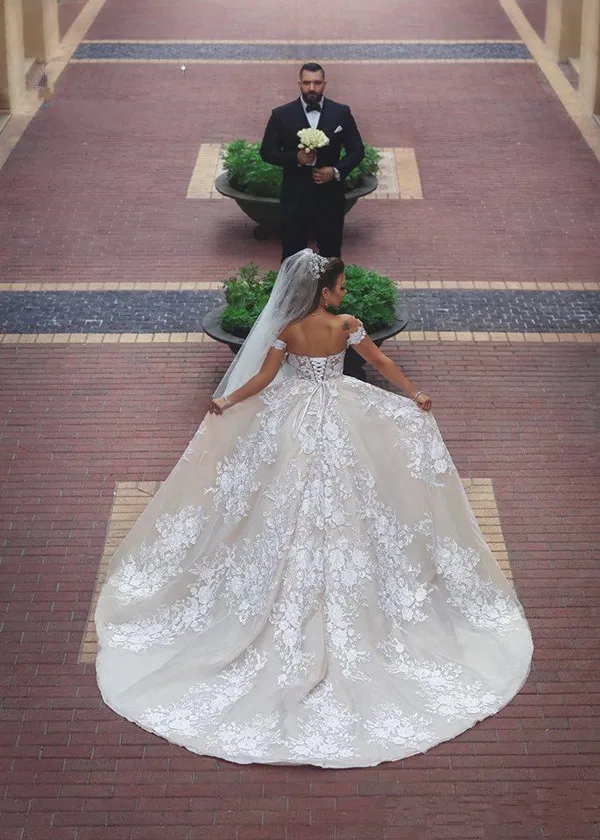 Vintage Plus Size Lace Arabic Wedding Dresses 2019 Off The Shoulder Saudi Bridal Gowns Lace Up Long Formal Retro Wedding Gowns (3)