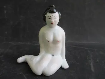 

4.33 inch/The ancient Chinese beauty snuff bottle famille rose porcelain//
