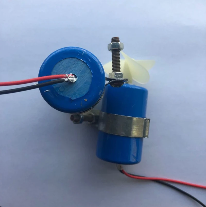 Hélice CW montée sur le moteur RC étanche 50mm pour bateau télécommandé.