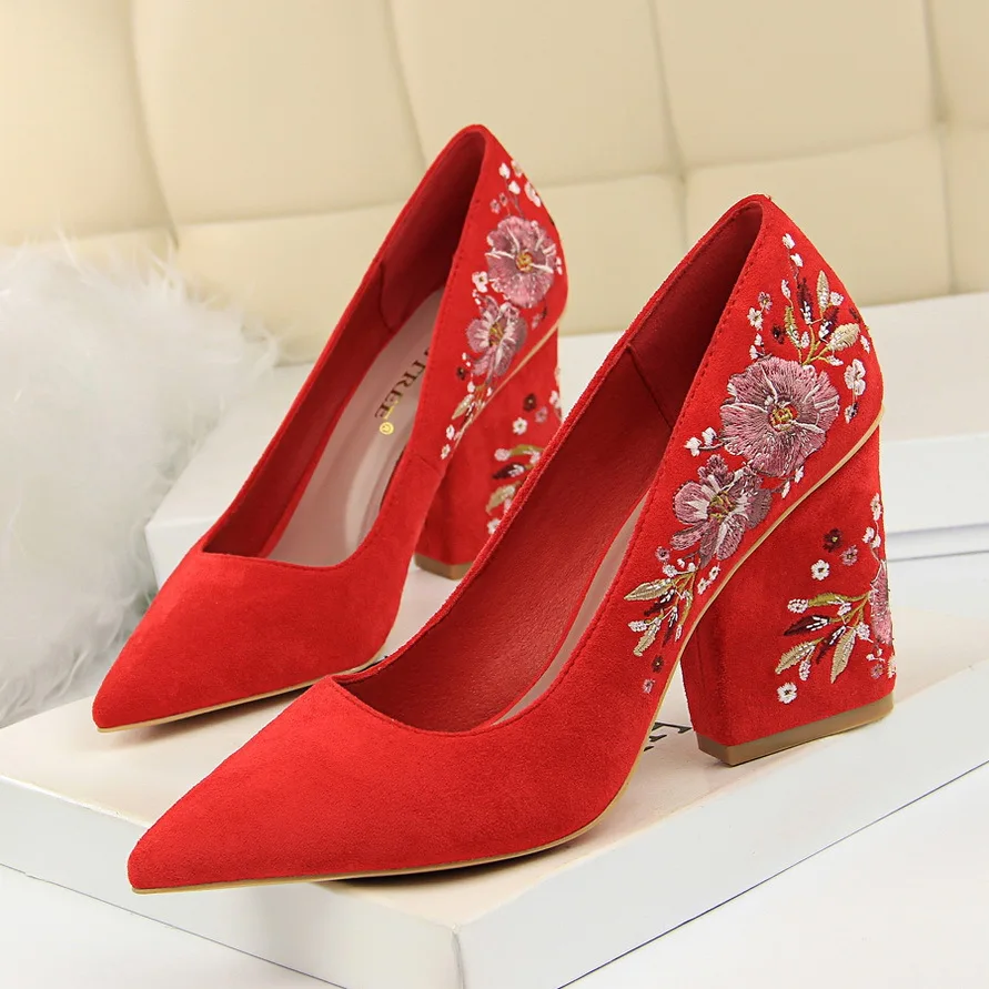 Женская обувь женские туфли-лодочки с цветочной вышивкой пикантные классические туфли-лодочки на высоком каблуке свадебные туфли с острым носком женская обувь на каблуке размера плюс - Цвет: Красный