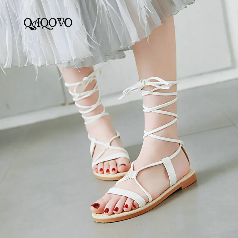 Женские сандалии гладиаторы на плоской подошве черные белые коричневые с