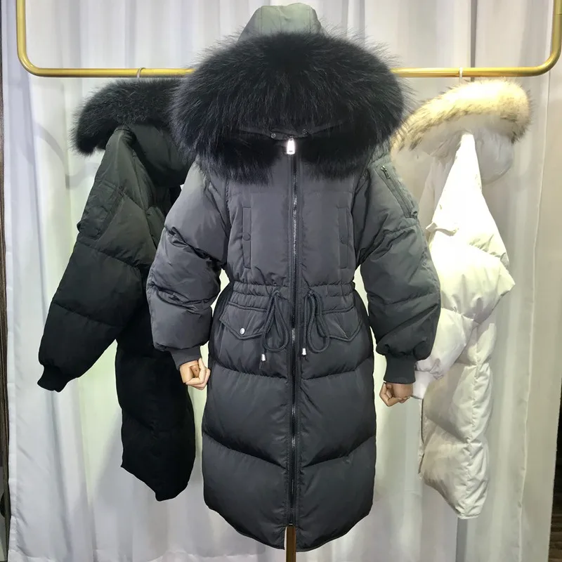 TopFurMall) Европейской зимы Для женщин парки вниз пальто мех енота капюшоном Леди Длинные Верхняя одежда; пальто 4XL LF5065