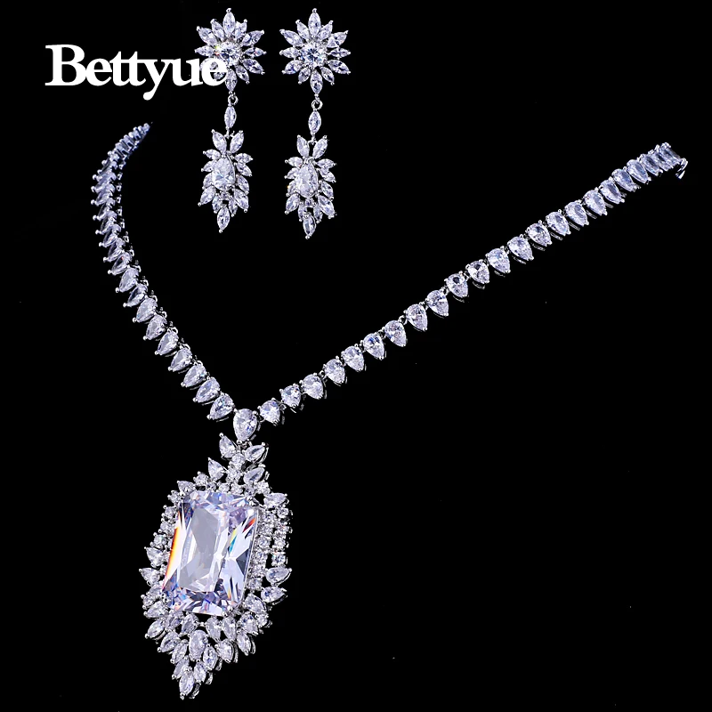 

Набор женских ювелирных изделий из белого золота с фианитом, квадратной формы