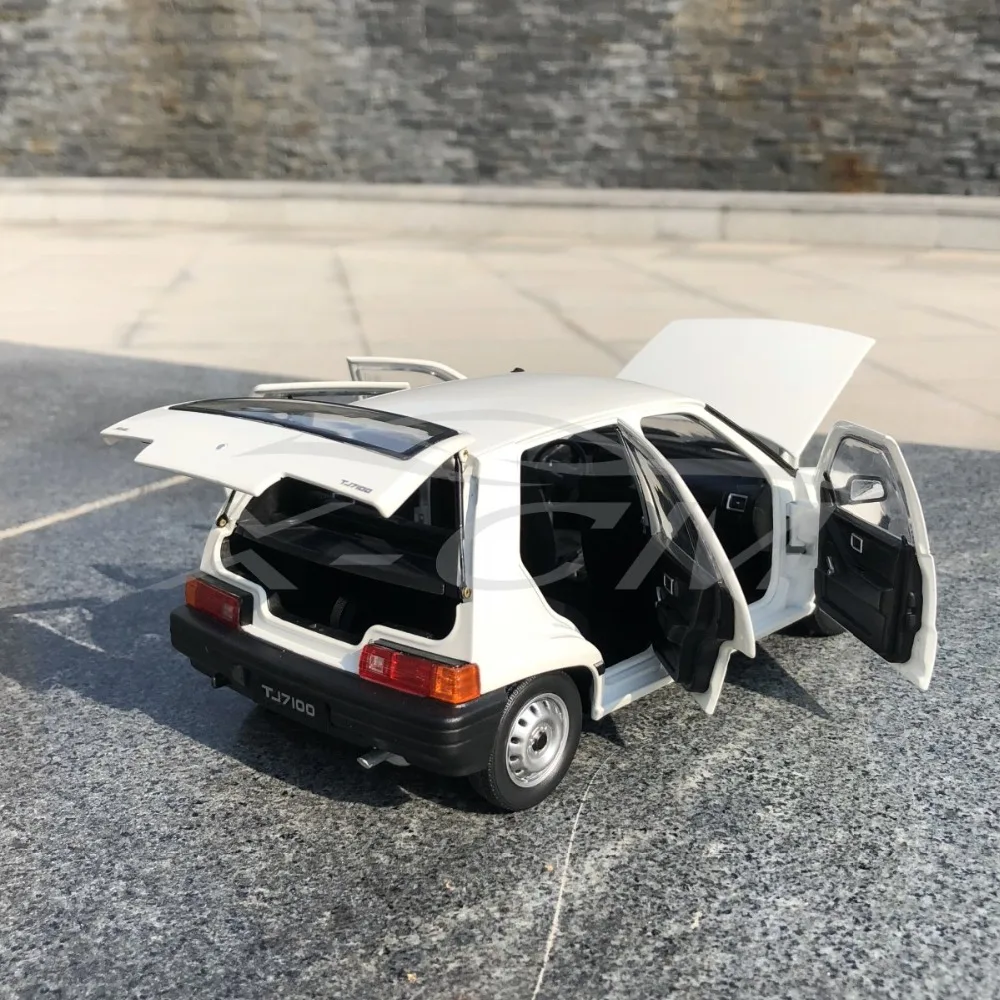 Литая модель автомобиля Yiqi Chinese Tianjin Xiali TJ7100 хэтчбек 1:18 (белый) + маленький