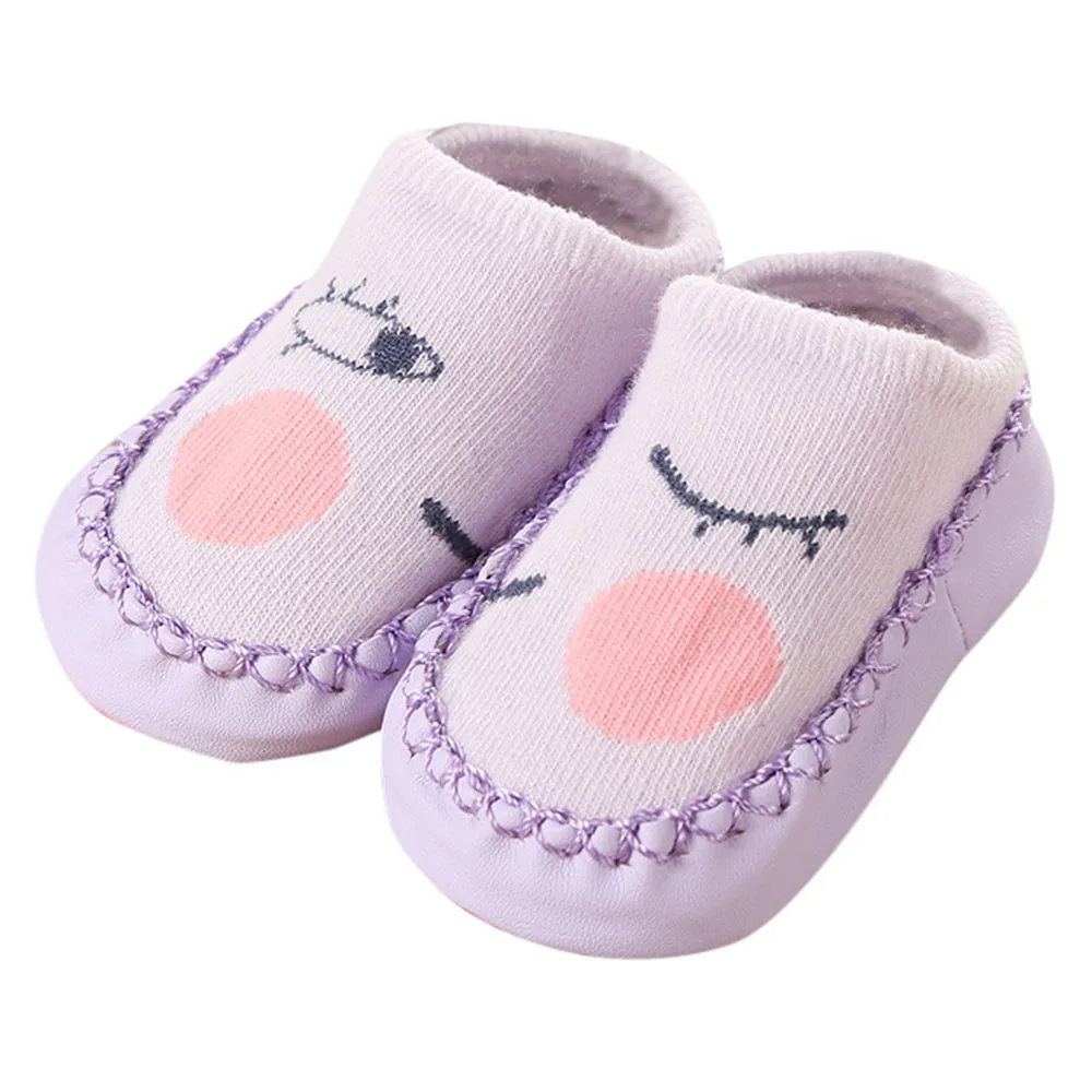 Носки-тапочки для новорожденных детские носки с героями мультфильмов подарок для малышей, детские домашние носки-тапочки Нескользящие носочки с кожаной подошвой