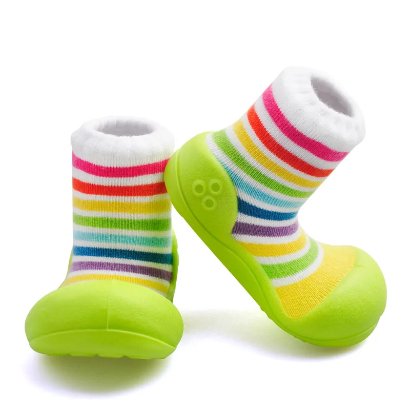 Модная обувь для маленьких девочек и мальчиков мягкие удобные нескользящие Дышащие носки для первых шагов обувь для малышей 11,5 см/12,5 см/13,5 см - Цвет: rainbow-green