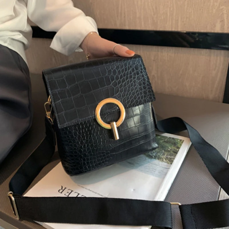

Female 2019 new wave Korean version of the wild shoulder slung fashion chain crocodile pattern retro texture small square bag