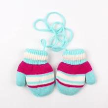 Милые полосатые детские перчатки для девочек, двойные теплые вязанные зимние перчатки в комплекте, варежки с лямкой на палец, детская перчатка для мальчиков, одежда для маленьких девочек