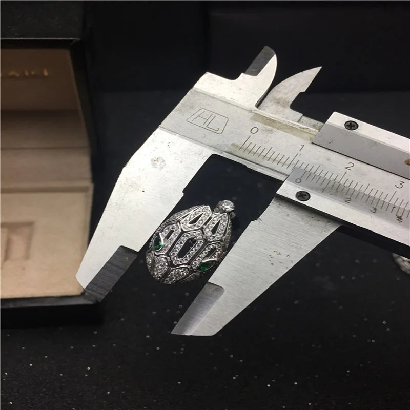 Qmarry модные 925 пробы серебряные зеленые глаза змея полые микро-инкрустированные Кристальные серьги для женщин ювелирные изделия