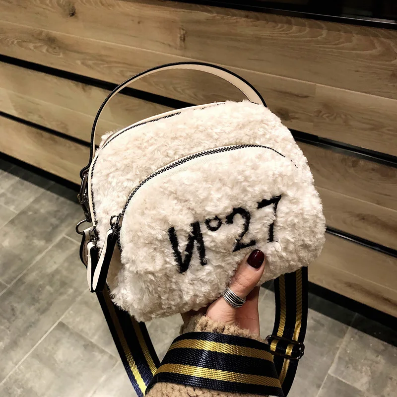 

Fashion Wild Strap Fashion Shoulder Bags for Women Fur Version of Shoulder Slung Portable Fashion Vintage Mobile Phone Bag Louis