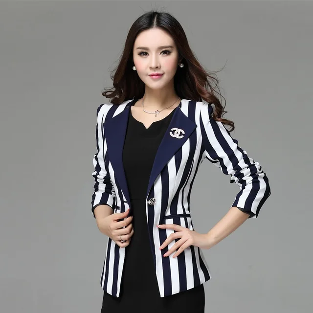 Moda para mujer de rayas verticales blancas y negras