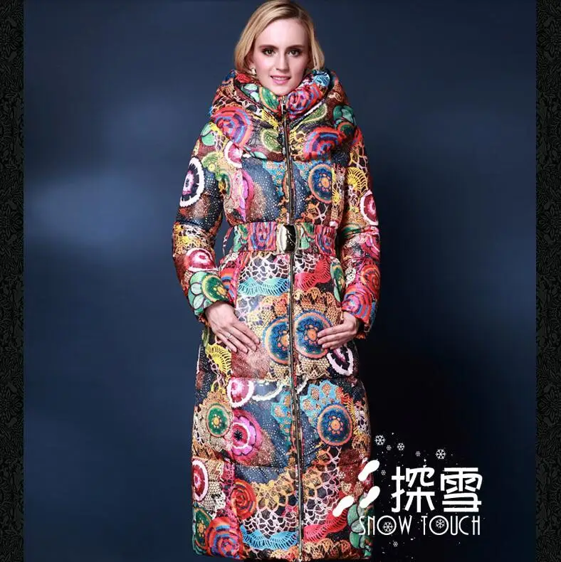 яркий длинный пуховик. пуховик с цветочным принтом. разноцветный пуховик. цветные пуховики. куртка женская цветная.