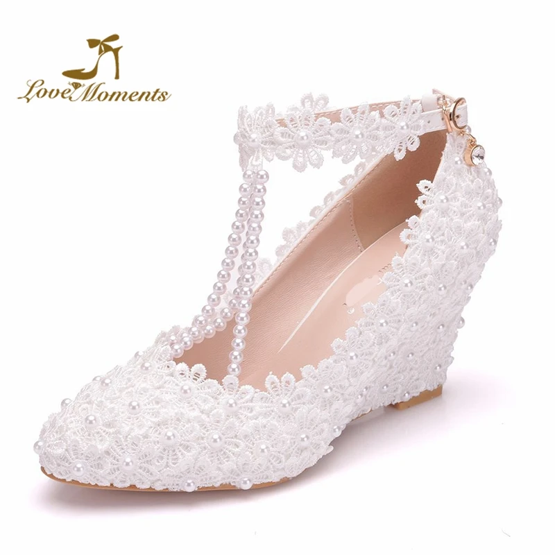 

2019 Pointed Toe Wedge Heel Shoes 8cm Wedges Wedding Dress Shoes with T-Straps Elegant White Lace Bridesmaid Shoes Ceremony Pump