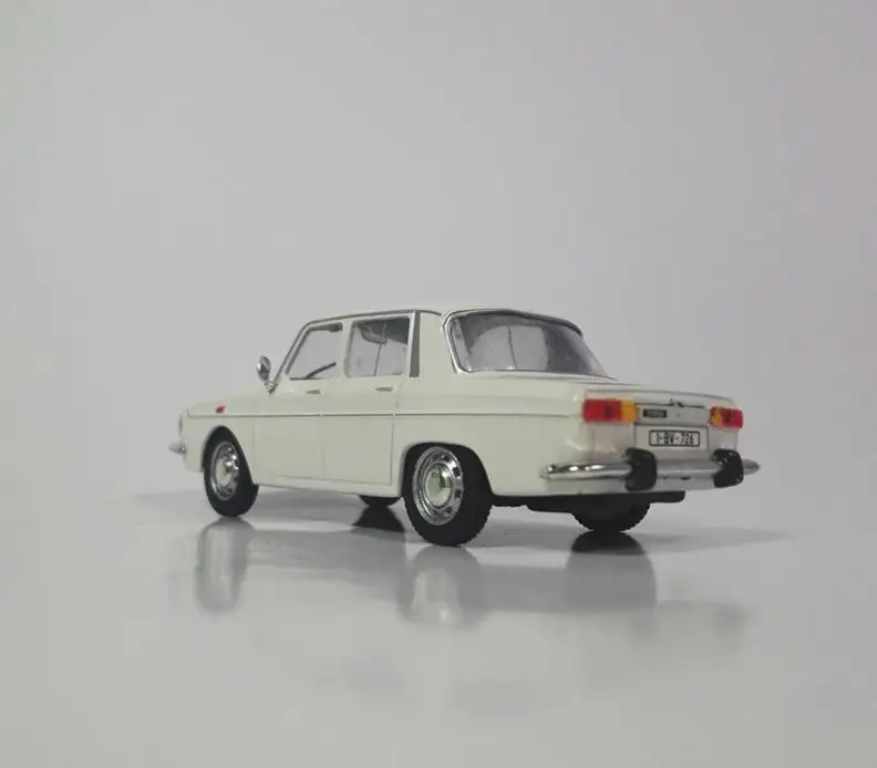 Модель автомобиля RENAULT с высокой симуляцией масштаб 1: 43 Игрушечная модель из