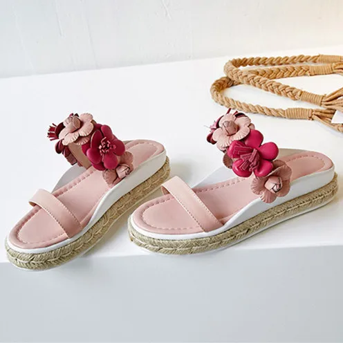 

New Hot Outside Fashion Beach Sweet Slippers Pink Flowers Embellished Med Platform Slides Woman Flats Straw Lazy Shoes Woman