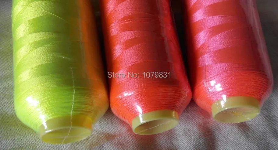 Популярная яркая неоновая вышивальная нитка из полиэстера 5000 м/конусная флуоресцентная нить, светящаяся в солнечном свете