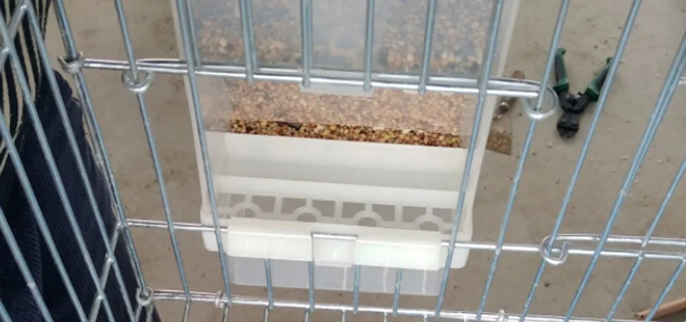 1Pcs Pet Bird Prevention Splash Food Container Parrot Hanging Automatic Feeder Bird Feeder Starling Tiger Skin Peony bird feeder parrot feeder