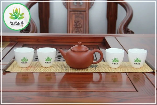 Настоящий китайский исинский чайник из жёлтой глины окрашенный в красный цвет