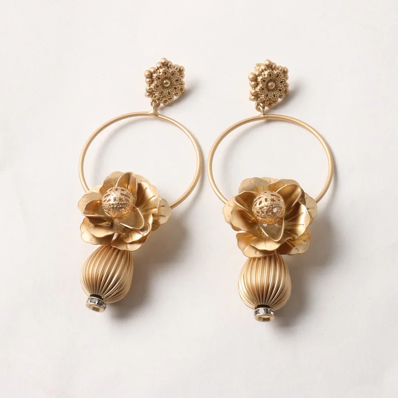 

Europe and the United States exaggerated Ms. Asian gold earrings hollow flowers retro fashion temperament earrings female 670