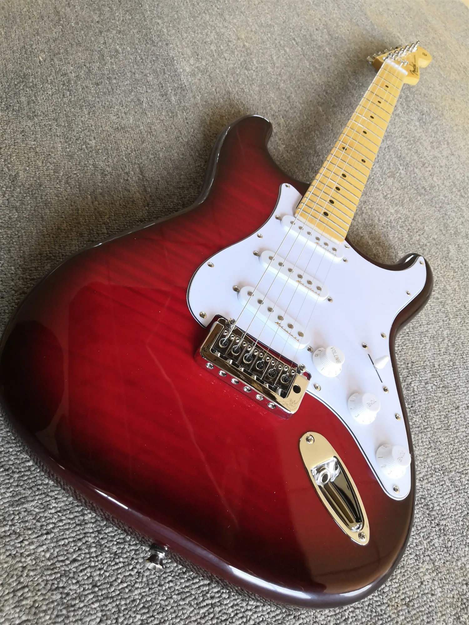 Высокое качество Вишневый принт красный str гитара с белой накладкой