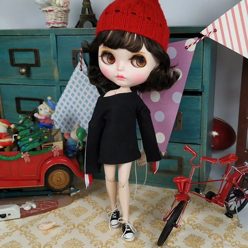 

Latest White Skin 1/6 Blyth Doll With Short Brown Curl Hair And Black Sweatshirt Red Hat DIY Body Joint Doll For Child As Gift