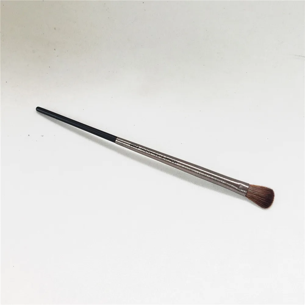 Urban Decay Brush E205 Iconic Eyeshadow _ 1