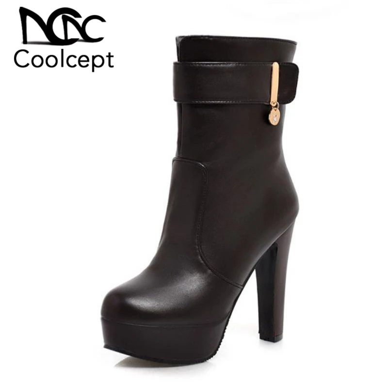 bota cano curto na passarela