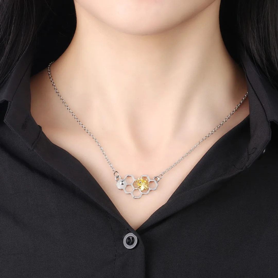 Men's Bee Chain Pendant Necklace Shellhard Classic Heart Hollow Honeycomb Honeybee Necklaces Fashion Jewelry Gift