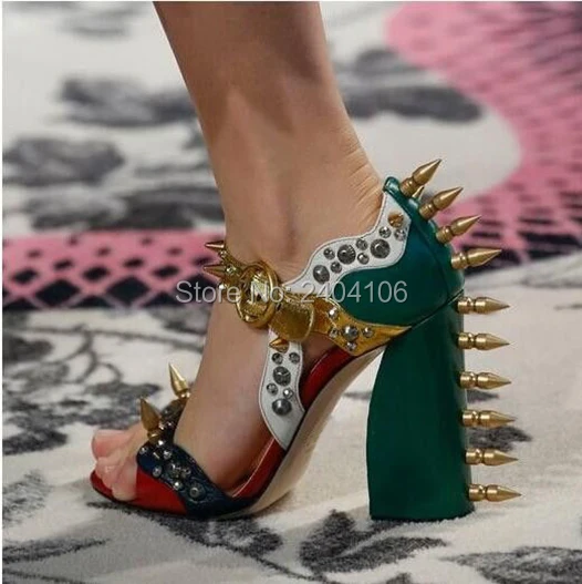 Shooegle/брендовые Летние кожаные босоножки на шпильках; женская обувь на высоком каблуке с заклепками; женская обувь на массивном каблуке с цветными блоками; Sandalias Mujer
