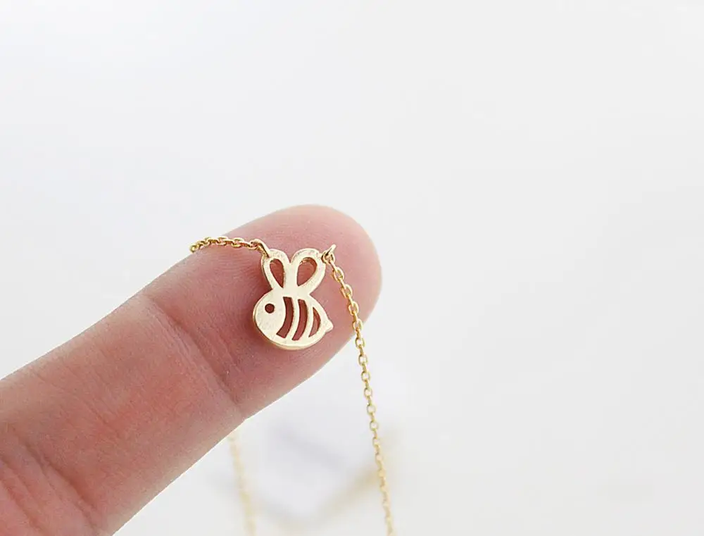 

Daisies Dainty Simple Design Everyday Super Cute Girl Bee Pendant Women Honey Bee Necklace Darling Sweet Jewelry