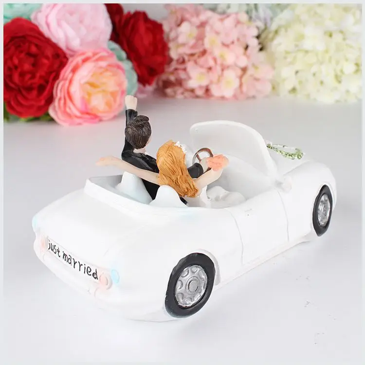 

1 white + black resin bride and groom open sports car, wedding car cake decoration ornaments groom bride doll decoration size: