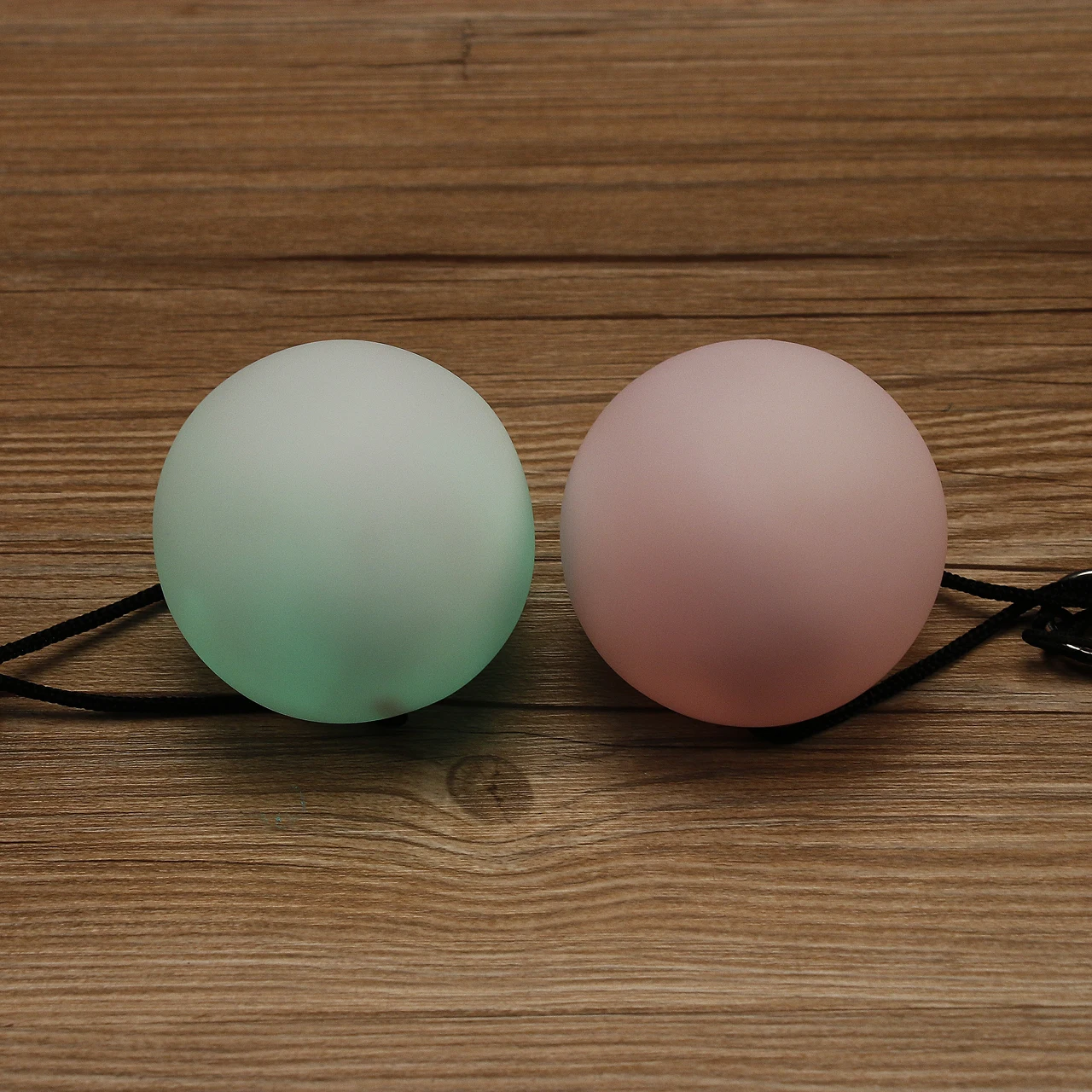 1 пара светодиодный POI брошенные шары для профессионального уровня танца живота ручной реквизит праздничные вечерние направления для дома - Цвет: Белый