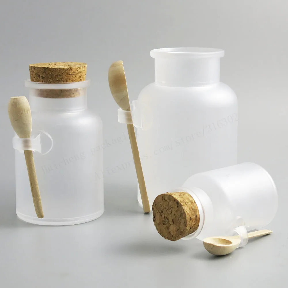 vazio garrafa de plástico em pó com frasco de sal de banho com cortiça de madeira colher de madeira